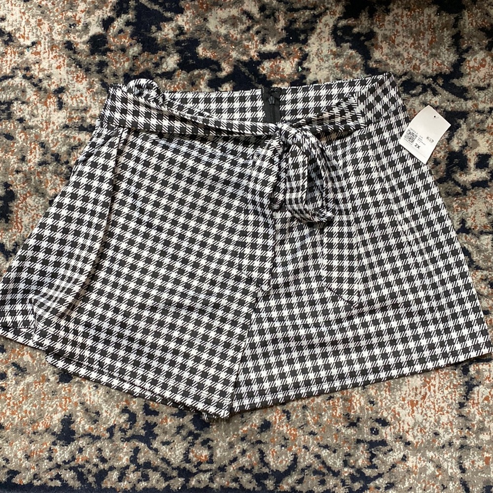 Plus size Forever 21 houndstooth skort